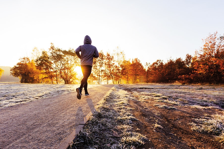 Uomo corre sulla neve