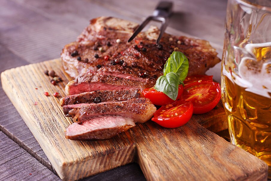 Birra e carne grigliata