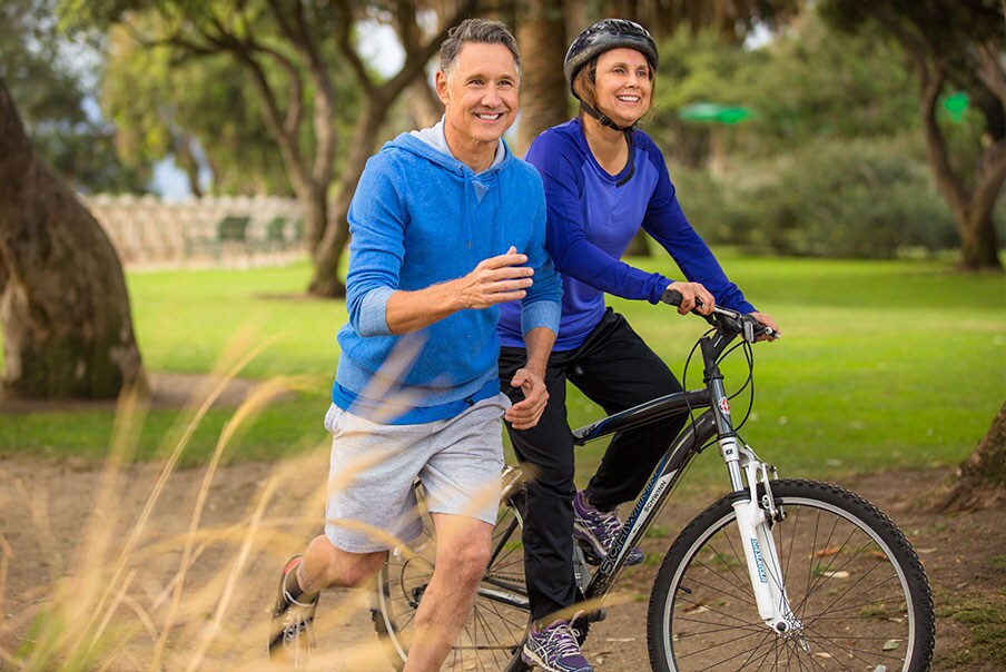 Uomo corre donna in bicicletta