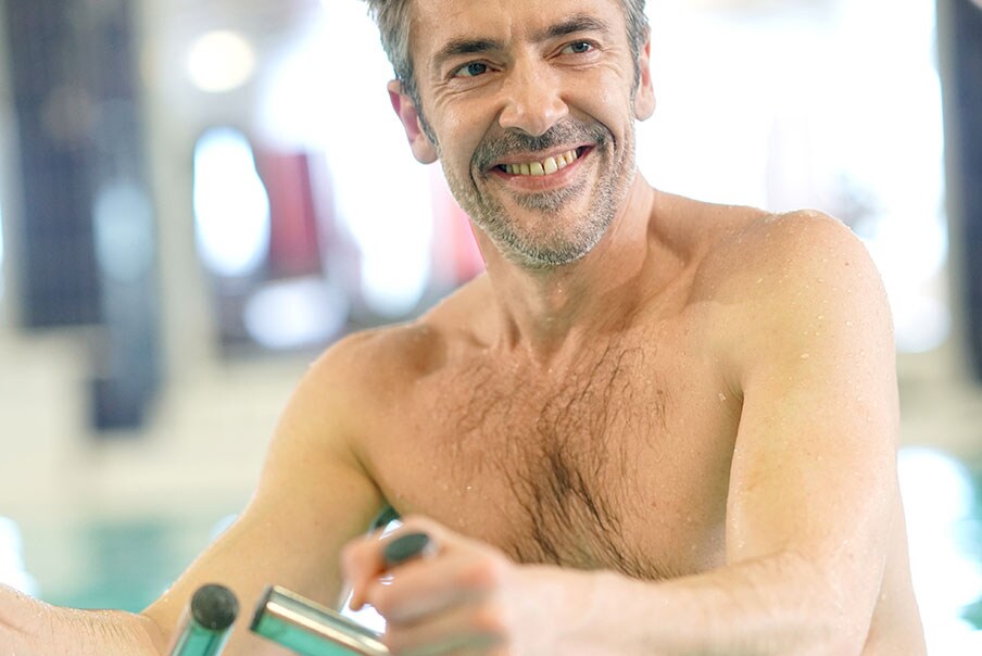 Uomo sorridente cyclette