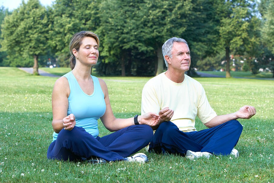Coppia fa yoga aria aperta