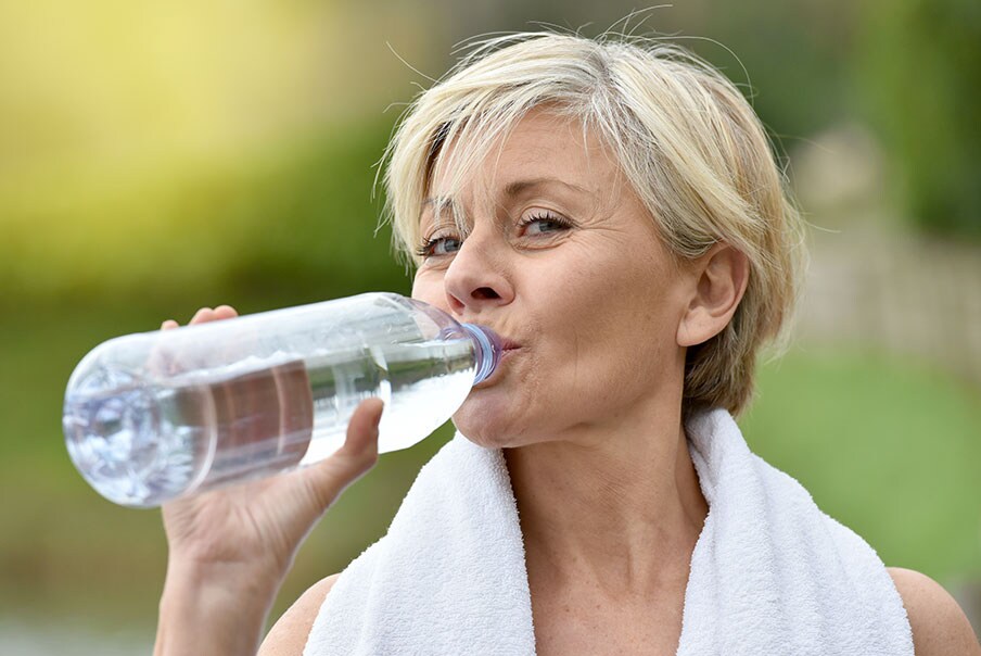 Donna beve acqua