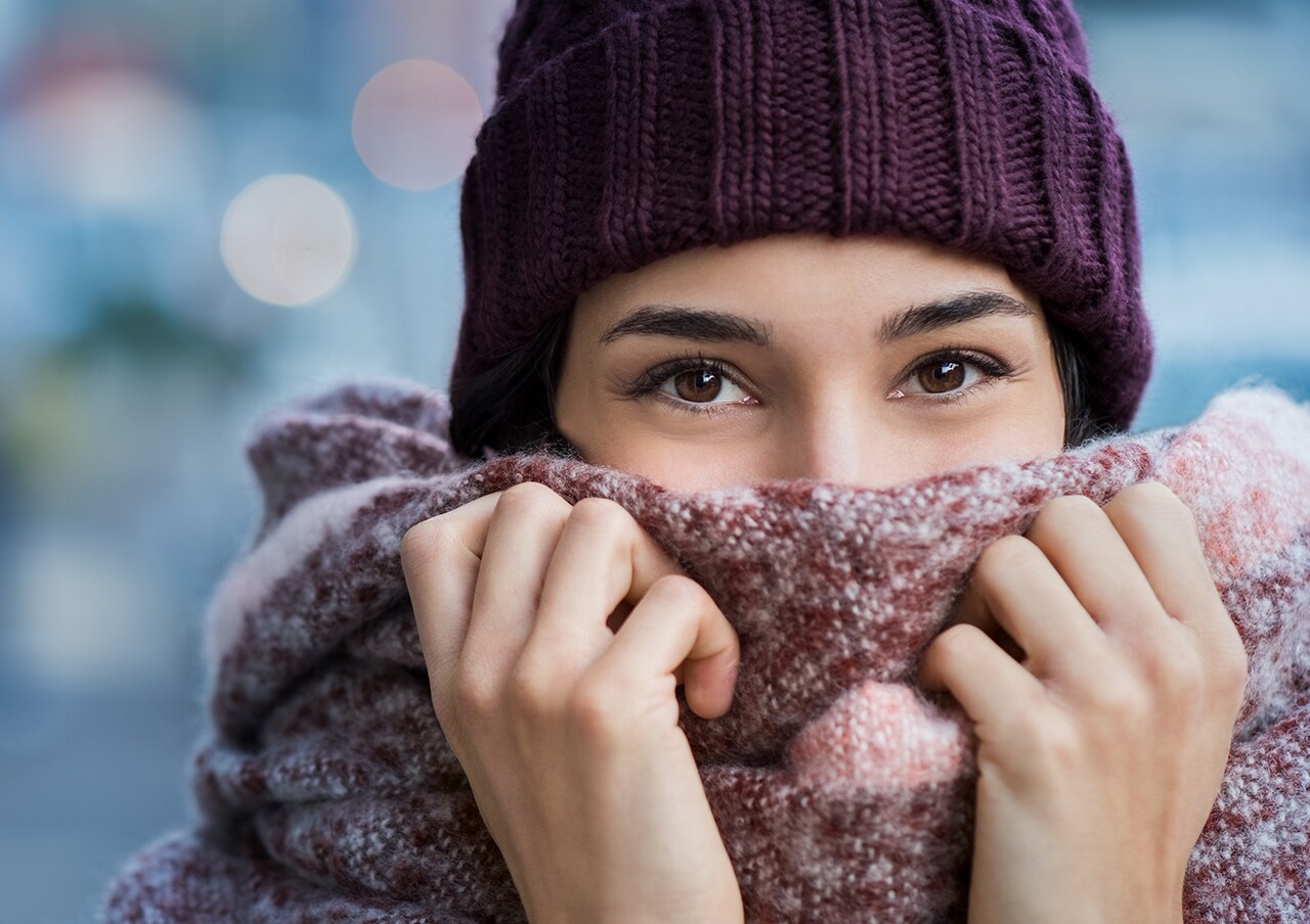 Ragazza infreddolita con sciarpa