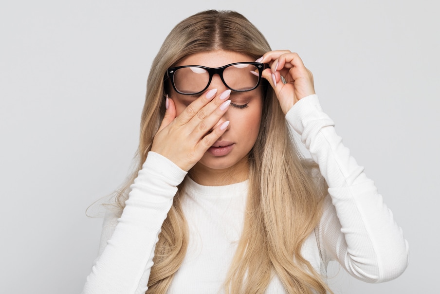 Ragazza con occhiali stanca