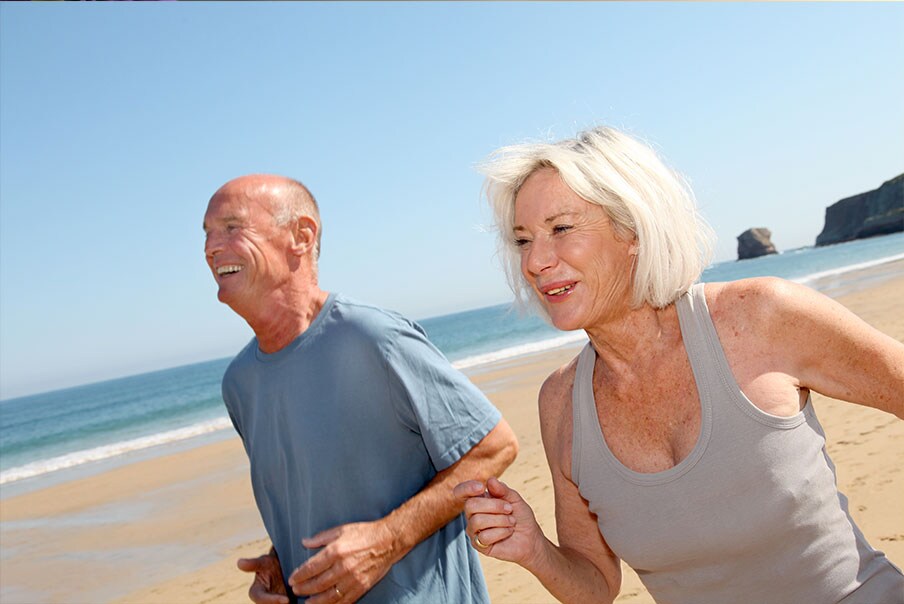 Uomo e donna corsa aria aperta