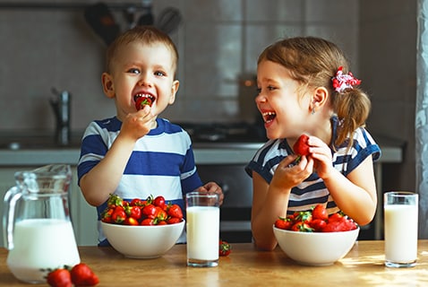 Bambini mangiano frutta