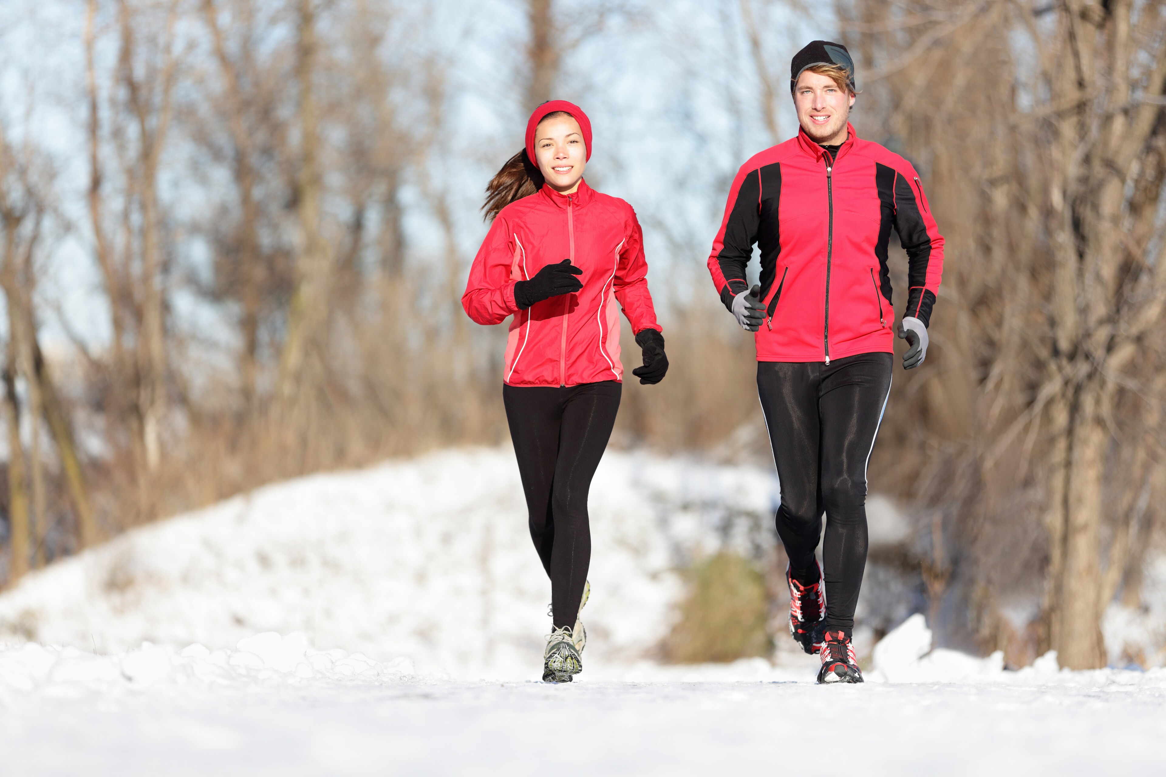 Coppia corre sulla neve