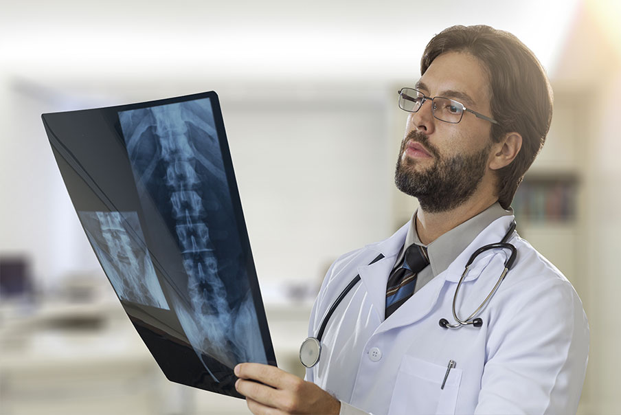 Medico osserva radiografia