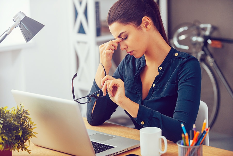 Ragazza stressata lavoro