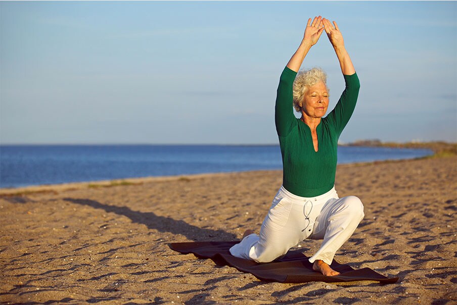 Yoga in spiaggia donna