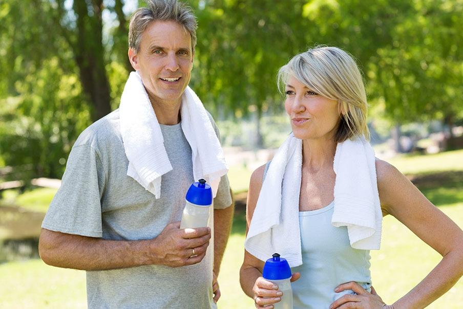 Coppia over 50 che si tiene in forma