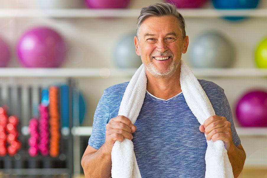 uomo over 50 che si tiene in forma